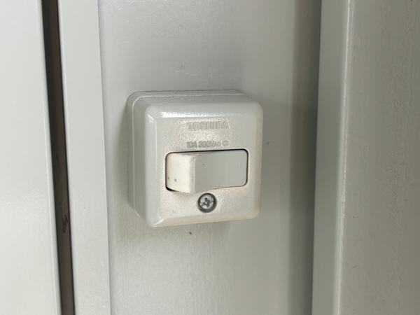 静岡県富士宮店/展示場の中古ユニットハウス・プレハブ・コンテナハウスCT-32J(2.16坪)の各設備のスイッチ